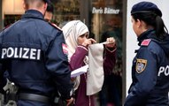 Avusturya'da 'Burka Yasağı' Yürürlükte! Polis, Sokaktaki Kadının Peçesini Çıkarttırdı