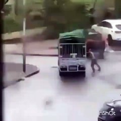 Irma: Un homme meurt écrasé sous un camion en essayant de le retenir
