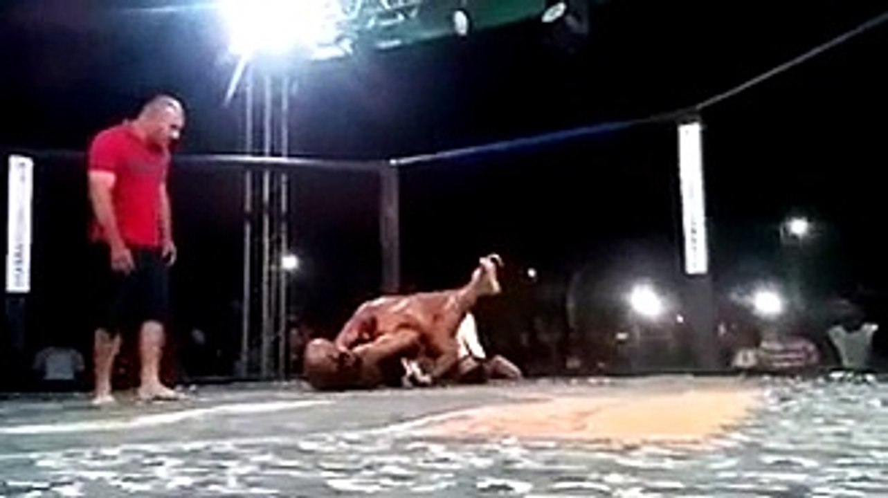 Encore un arbitre du MMA qui laisse un combattant se faire étrangler à mort !