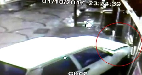 Alkollü Sürücü, Önce Kaldırıma Çıktı Sonra Dubalara Çarpıp Alışveriş Merkezine Daldı!