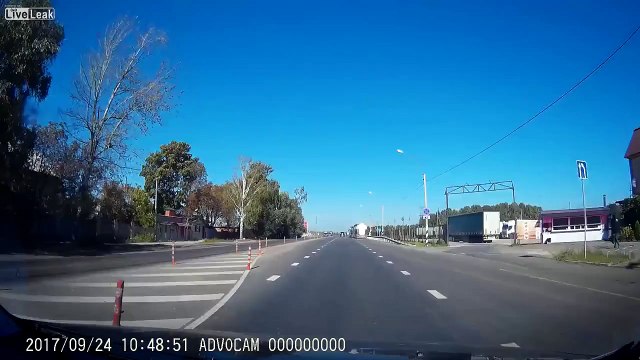 Ce chauffeur poids-lourd fait exprès d'éjecter un couple en voiture !