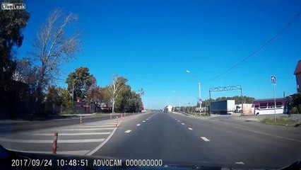 Ce chauffeur poids-lourd fait exprès d'éjecter un couple en voiture !