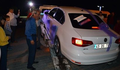 Gelin ve damat çekiciyle şehir turu attı