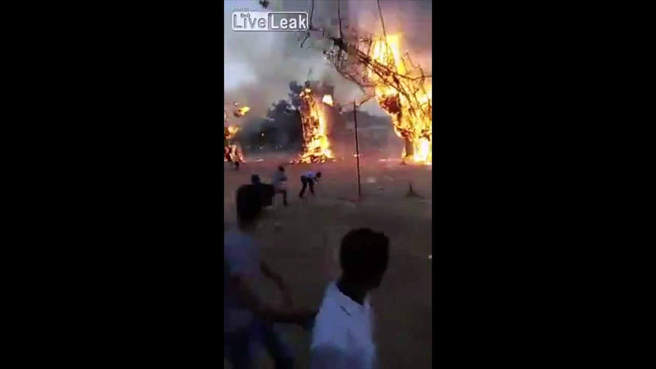 Cet Indien se prend une statue en feu sur la tê...