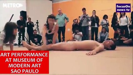 Une fillette de 4 ans touche un danseur n*u lors d'une performance d'art contemporain