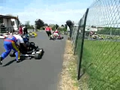 Départ en pré grille d'une course de Karting 2tps (2)