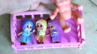 5 LITTLE BABIES jumping on the Bed - Lot Baby Doll Nursery Rhymes - Babies Songs