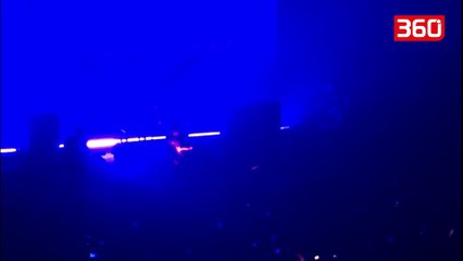 Këngëtarit të famshëm i bie skela sipër gjatë performancës (360video)