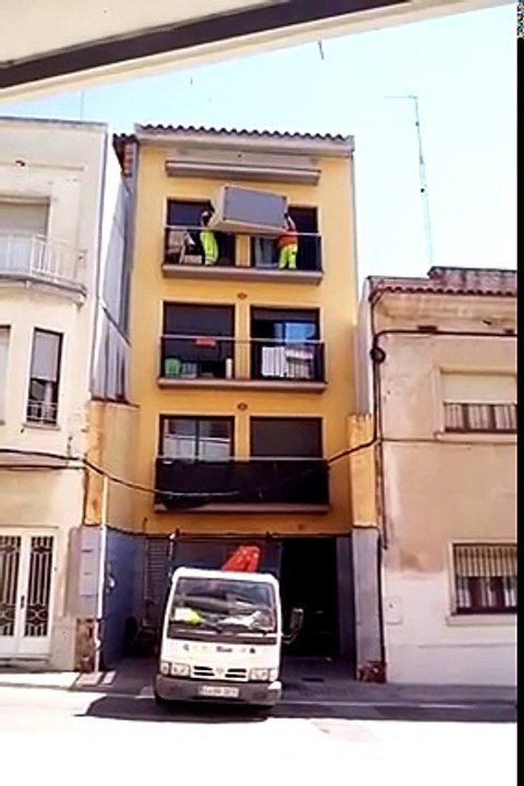 Quand deux ouvriers veulent déplacer un canapé par la fenêtre