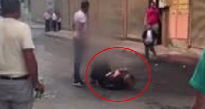 Eşini Sokak Ortasında Çocuğunun Gözü Önünde Bıçakladı!