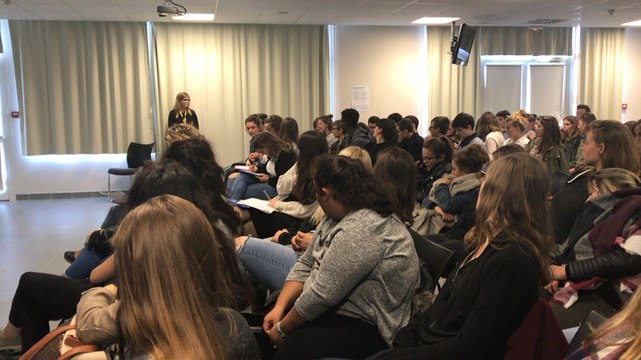 Le journaliste Laurent Larcher rencontre les lycéens du pays d'Auge