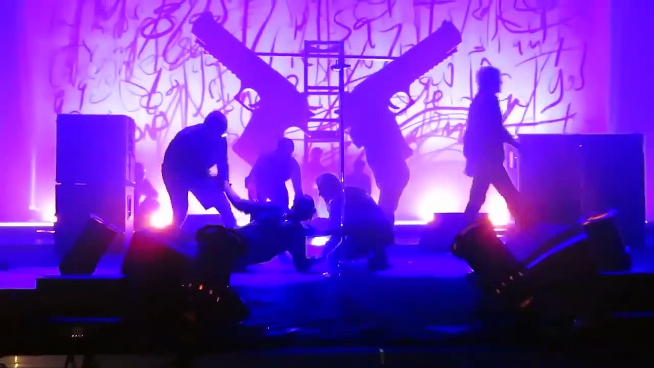 Marilyn Manson écrasé par deux pistolets géants