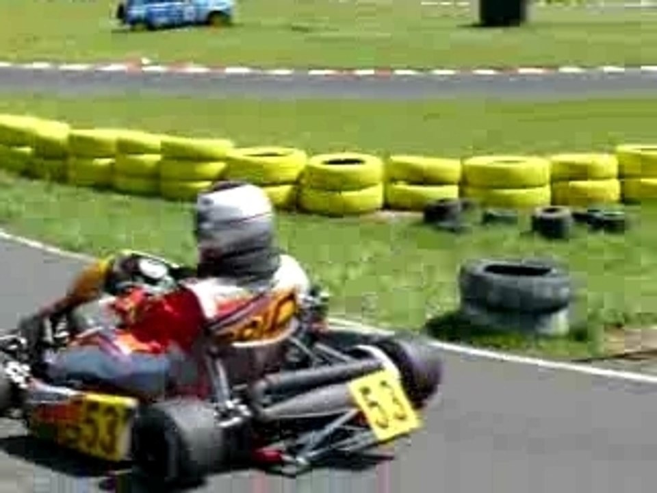 Départ en pré grille d'une course de Karting 2tps