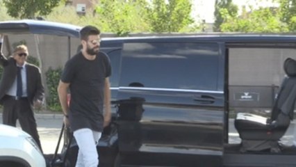 Piqué llega serio a la concentración y desde allí tuitea contra el Gobierno