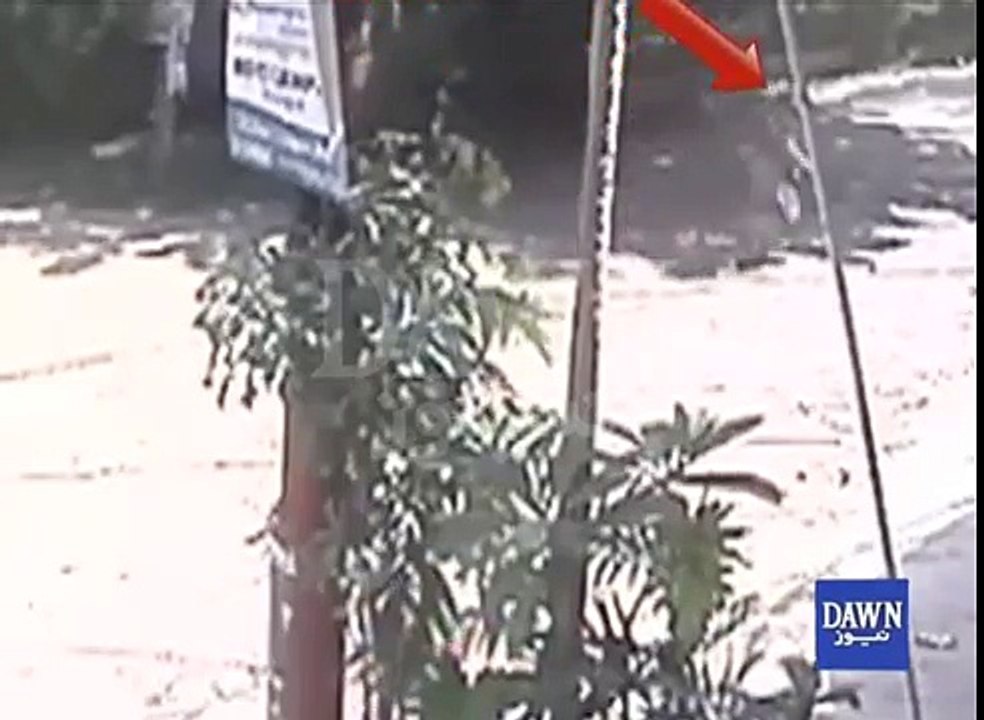 Karachi mein larkion par chako kay war karne walay mulzim ki CCTV footage samne agai