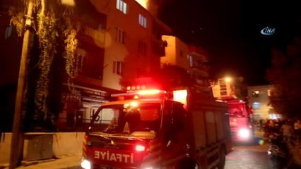 Apartmanın Çatısından Yükselen Alevler Geceyi Böldü!