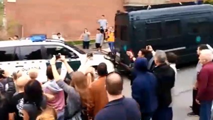 Une voiture de guardia civil fonce dans une voiture en plein referendum.