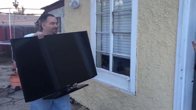 Il veut offrir un écran plat à sa femme mais le fait tomber en lui faisant la surprise... FAIL