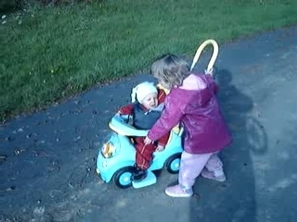 lena et mewen en promenade