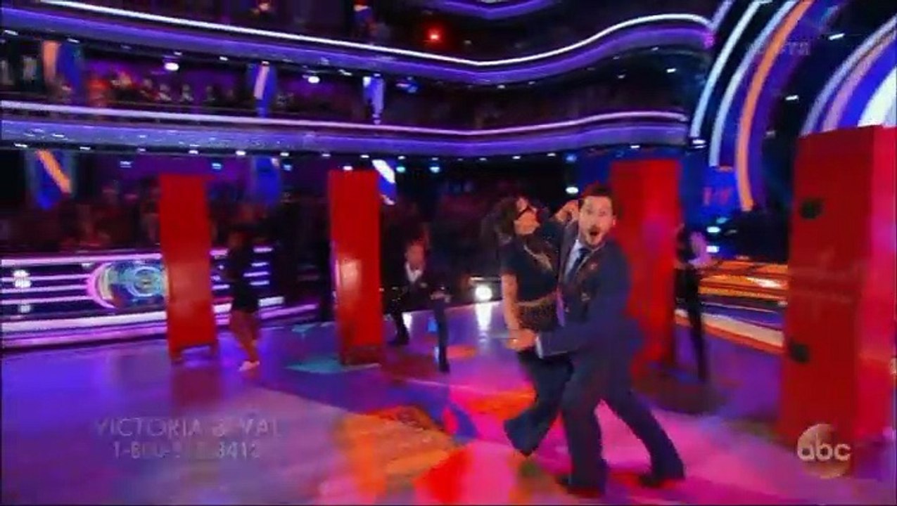 Victoria Arlen & Valentin Chmerkovskiy - Quickstep