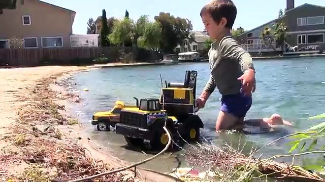 Construction Trucks for Kids: Beach Playtime Toy UNBOXING: Tonka Classic Backhoe Excavator Digging