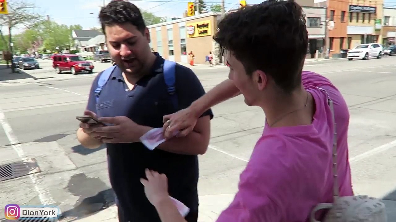 WHOS A BETTER KISSER?