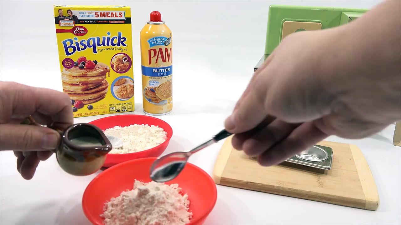 Mini Food! Eggs With Biscuits & Gravy 1930s Kids Oven!