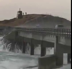 Un route terrifiante frappée de plein fouet par les vagues...