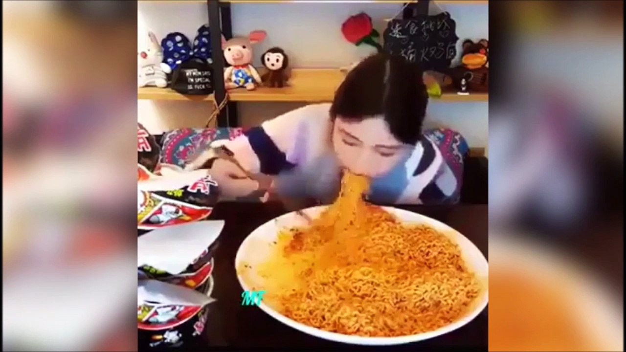 Elle avait très faim la demoiselle... Regardez comment elle avales ses nouilles!