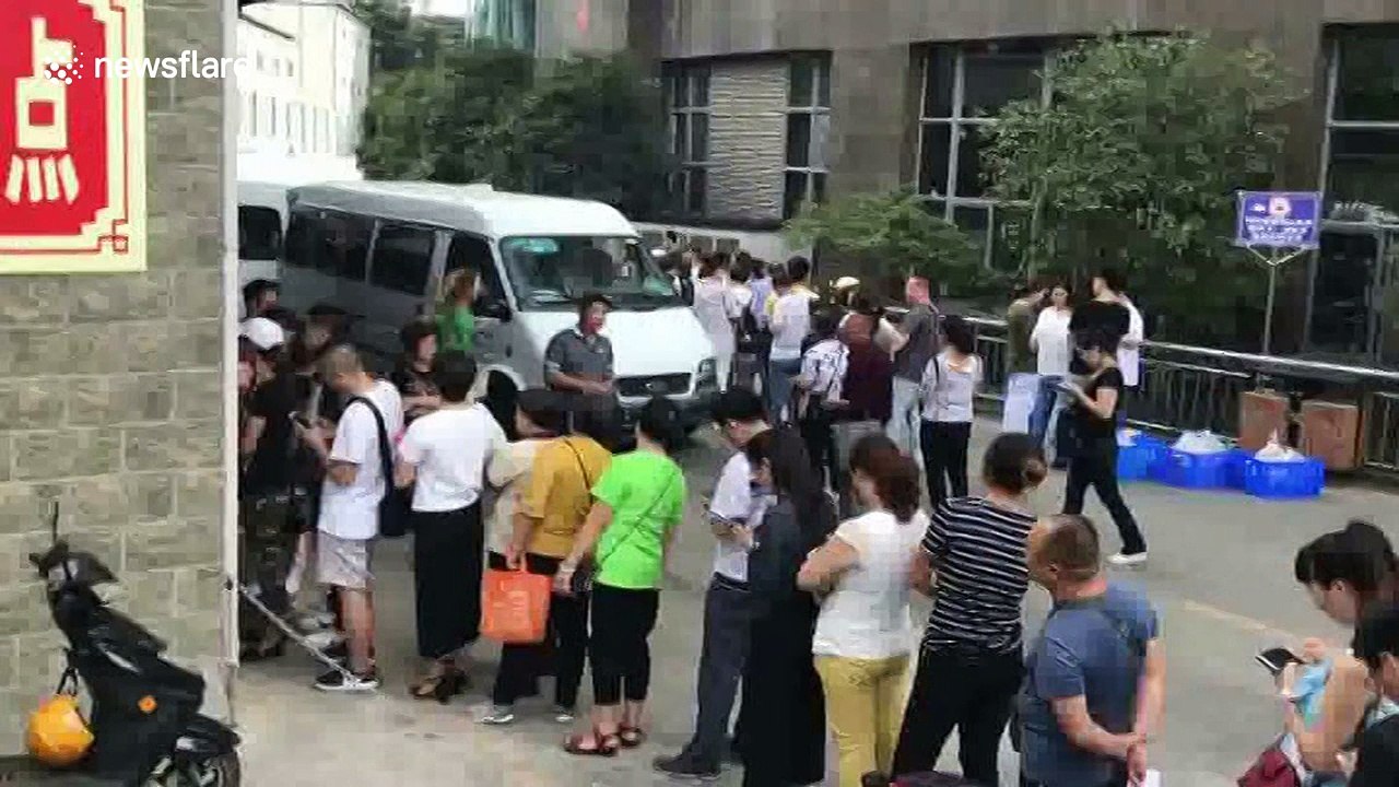 Hundreds queue to buy 'mooncakes' in hospital canteen