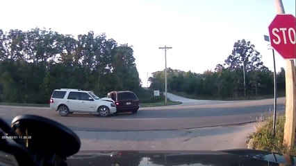 Regarde avant de t'engager sur la route avec ta grosse voiture !