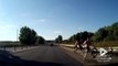 Ce cycliste ivre se fait jeter de la route par des conducteurs !