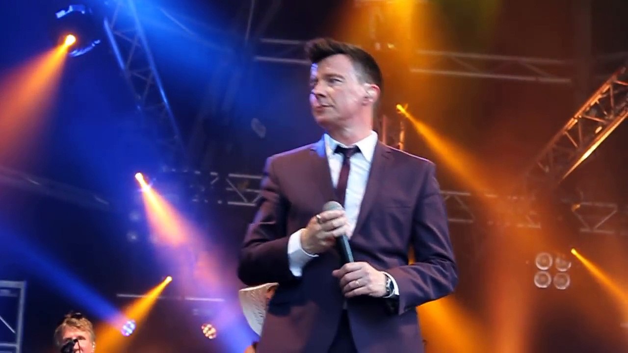Rick Astley stoppe un concert à cause de fans trop chauds et demande la sécu !