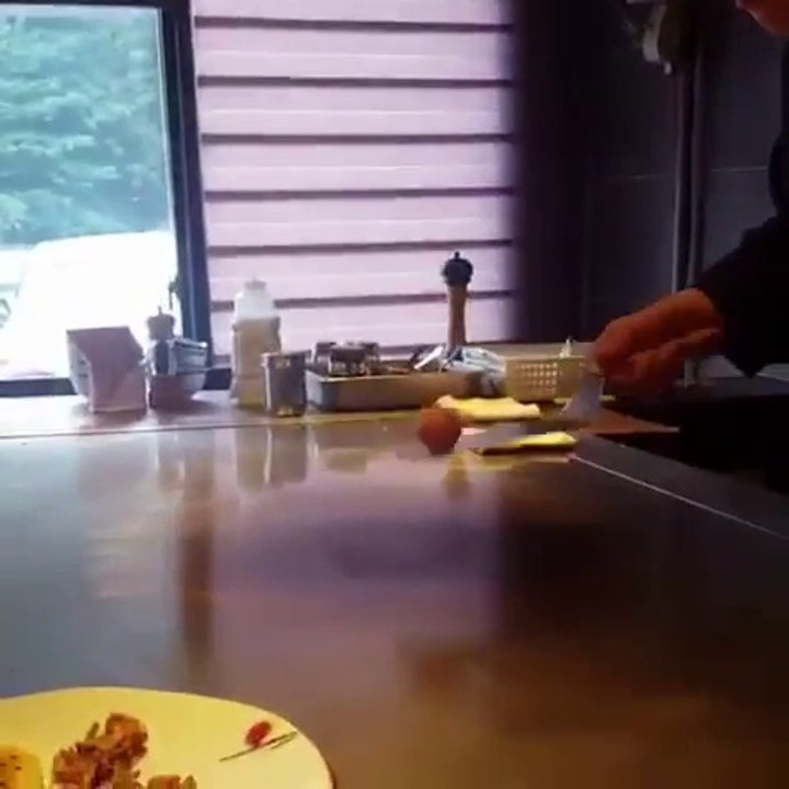 Jongles avec un oeuf sur une spatule par ce chef chinois !