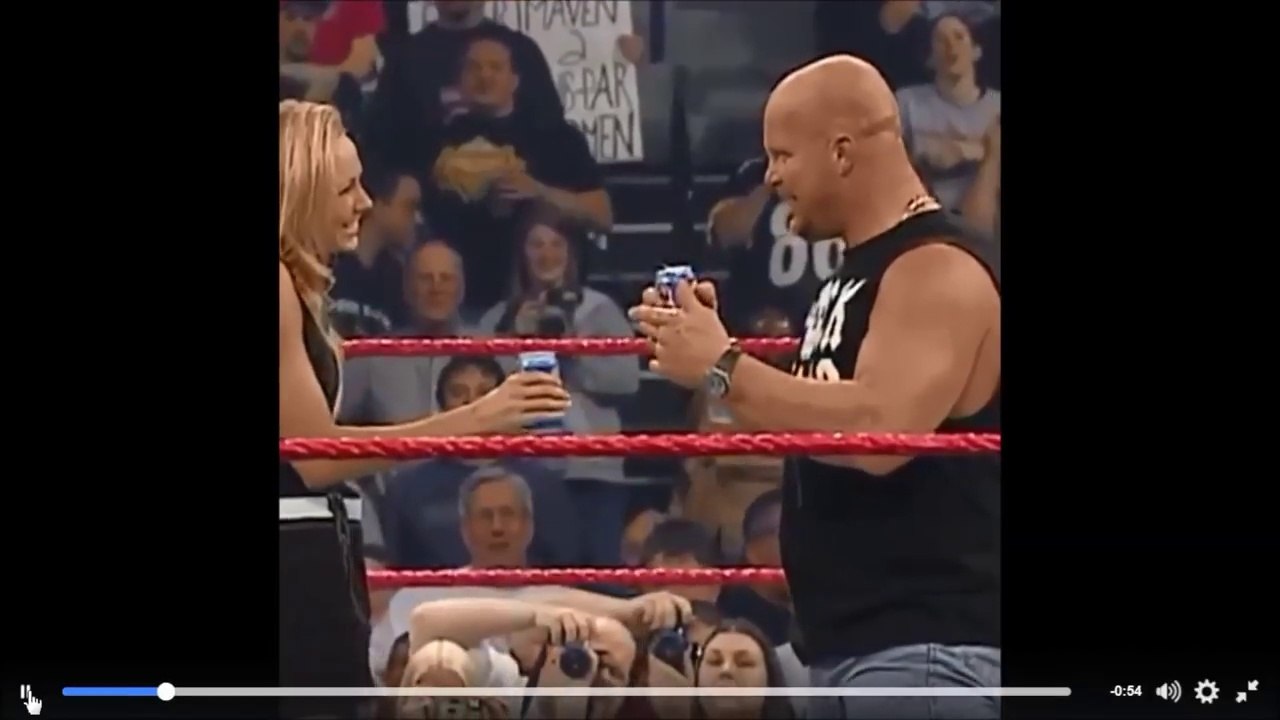 Tu bois pas ta bière tu vas te faire méchamment tacler par ce Catcheur !!