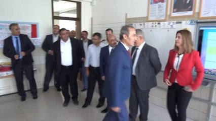 Minik Öğrencilerle Aynı Sıraları Paylaşıp Ders Yaptılar