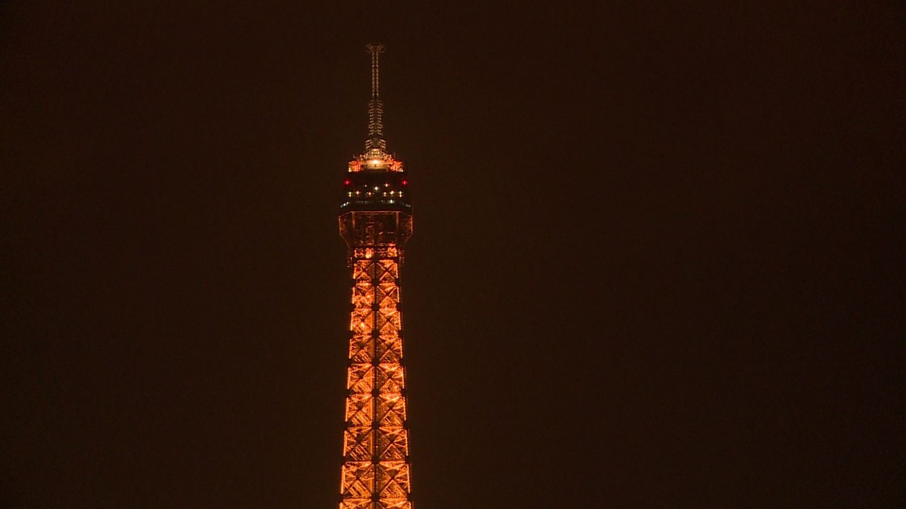 La Tour Eiffel s'éteint en hommage à Las Vegas et Marseille