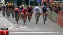Le cycliste Anthony Turgis lève les bras trop tôt avant la ligne d'arrivée