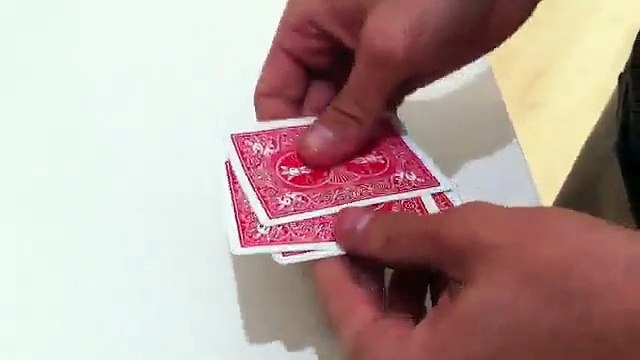 Ce magicien va vous épater avec son impressionnante manipulation de cartes