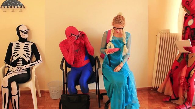 Spiderman Vs Frozen Elsa Superhero Snow Battle! w/ Ironman Doctor Superdog ★ NaNaNaTV Super Fun IRL