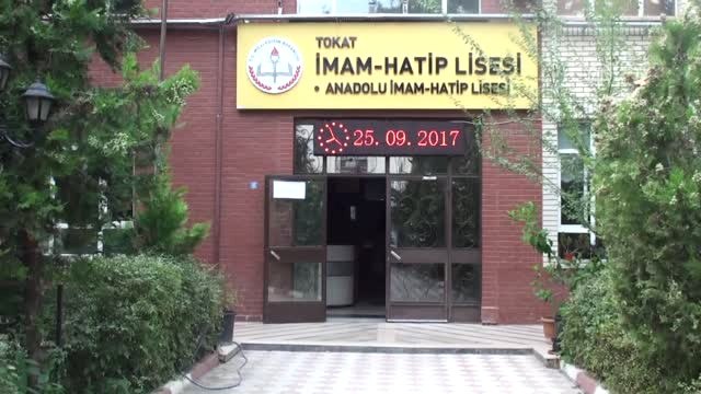 Ağaç ve Aydınlatma Direğinden Şiir Okuyorlar