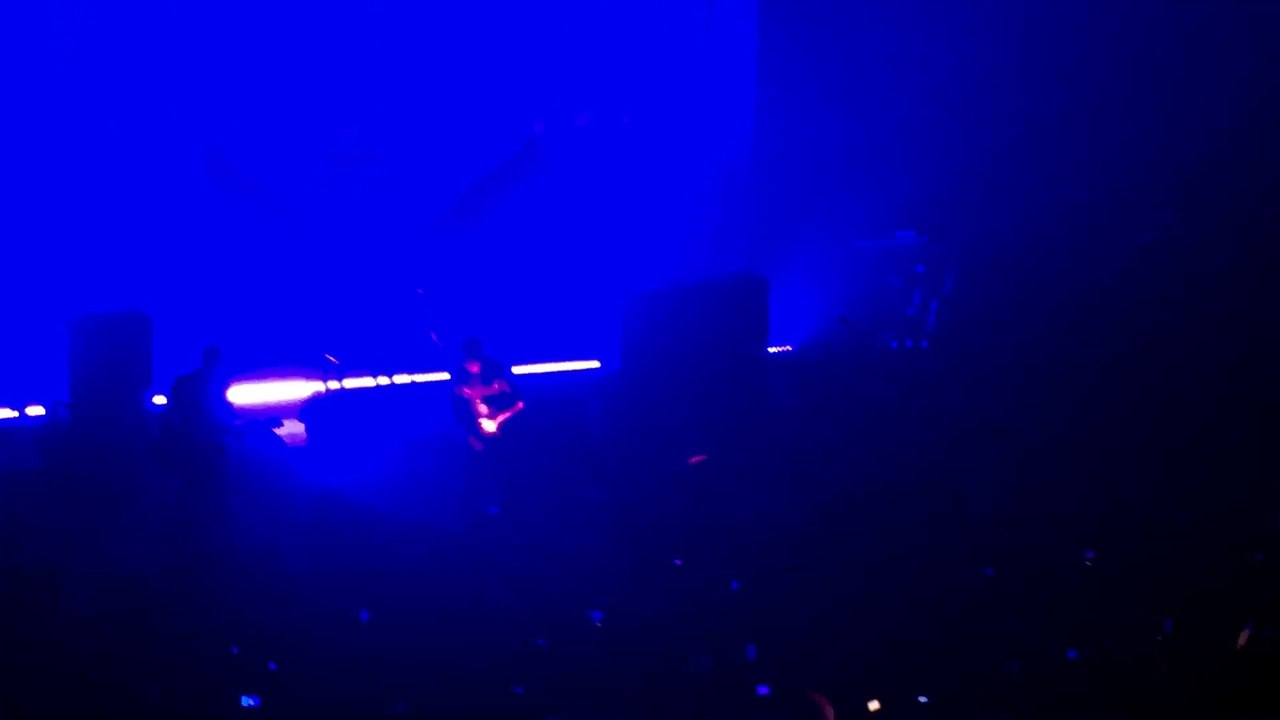 Un décor tombe sur Marilyn Manson lors d'un concert