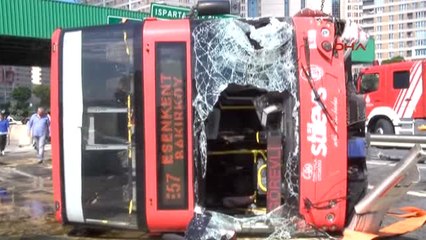 Bahçeşehir'de İki Katlı Özel Halk Otobüsü Devrildi