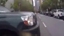 Une motarde percute une voiture