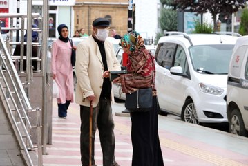 Dilenci Kılığına Giren Zabıta Bakın Kaç Lira Topladı