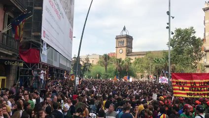 Milers de persones a la plaça de la Universitat de Barcelona