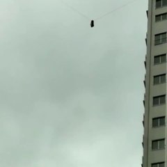 Il quitte son hotel en se suspendant à un câble téléphonique pour éviter de payer sa chambre