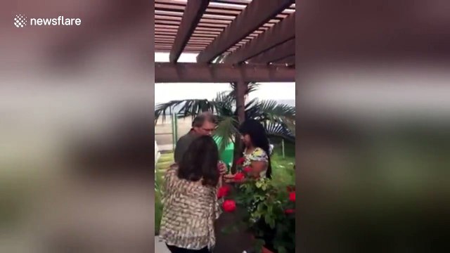 Une femme écoute le coeur de son fils décédé battre dans la poitrine d'un autre homme