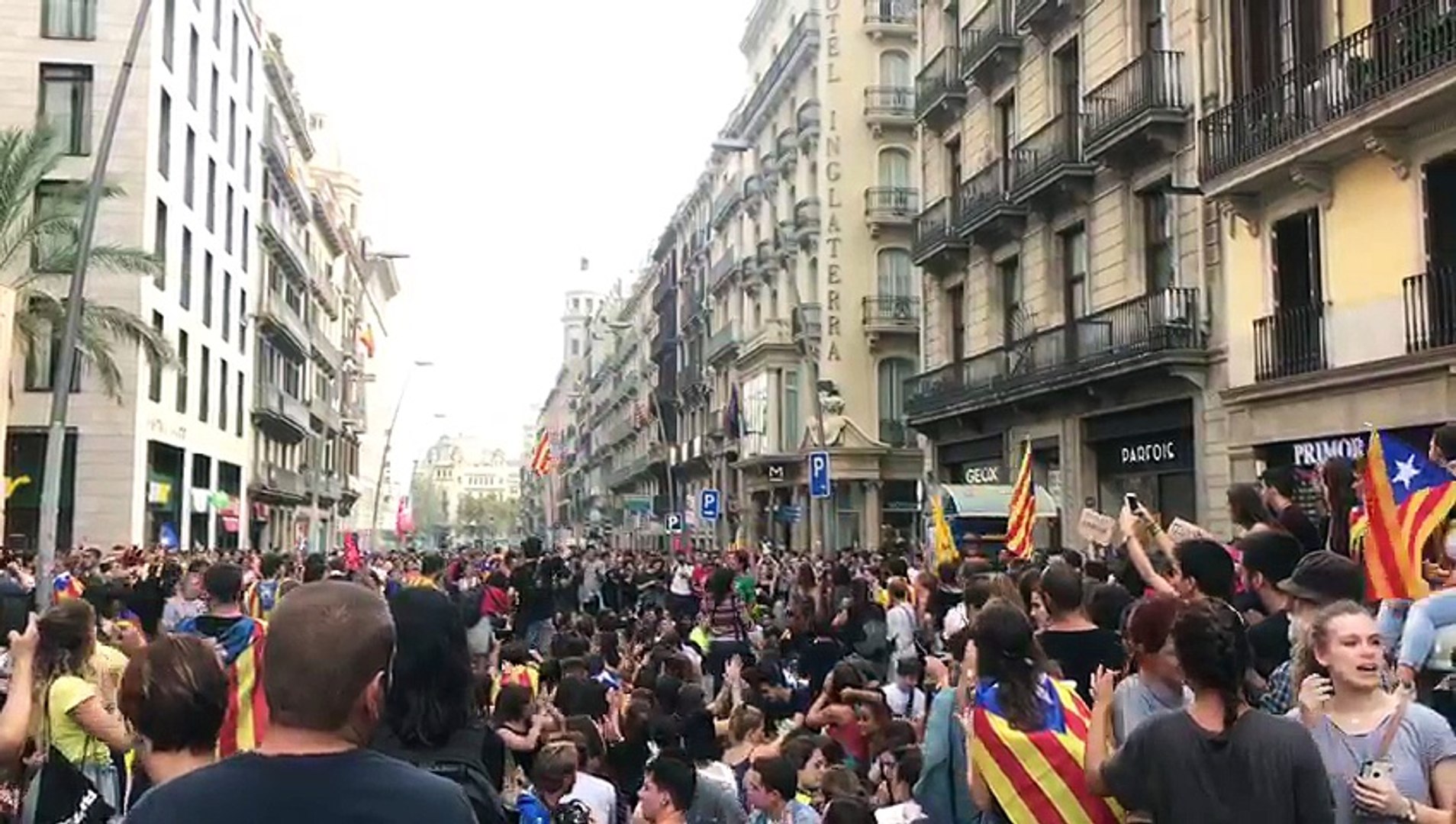 Centenars de persones al carrer Pelai de Barcelona - video Dailymotion