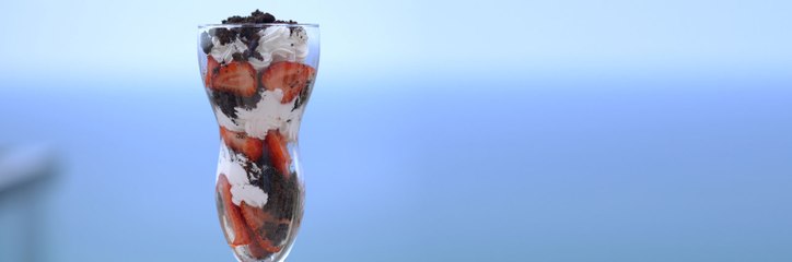 حلي الكاسات:كوب فراولة مع كريم وأوريو